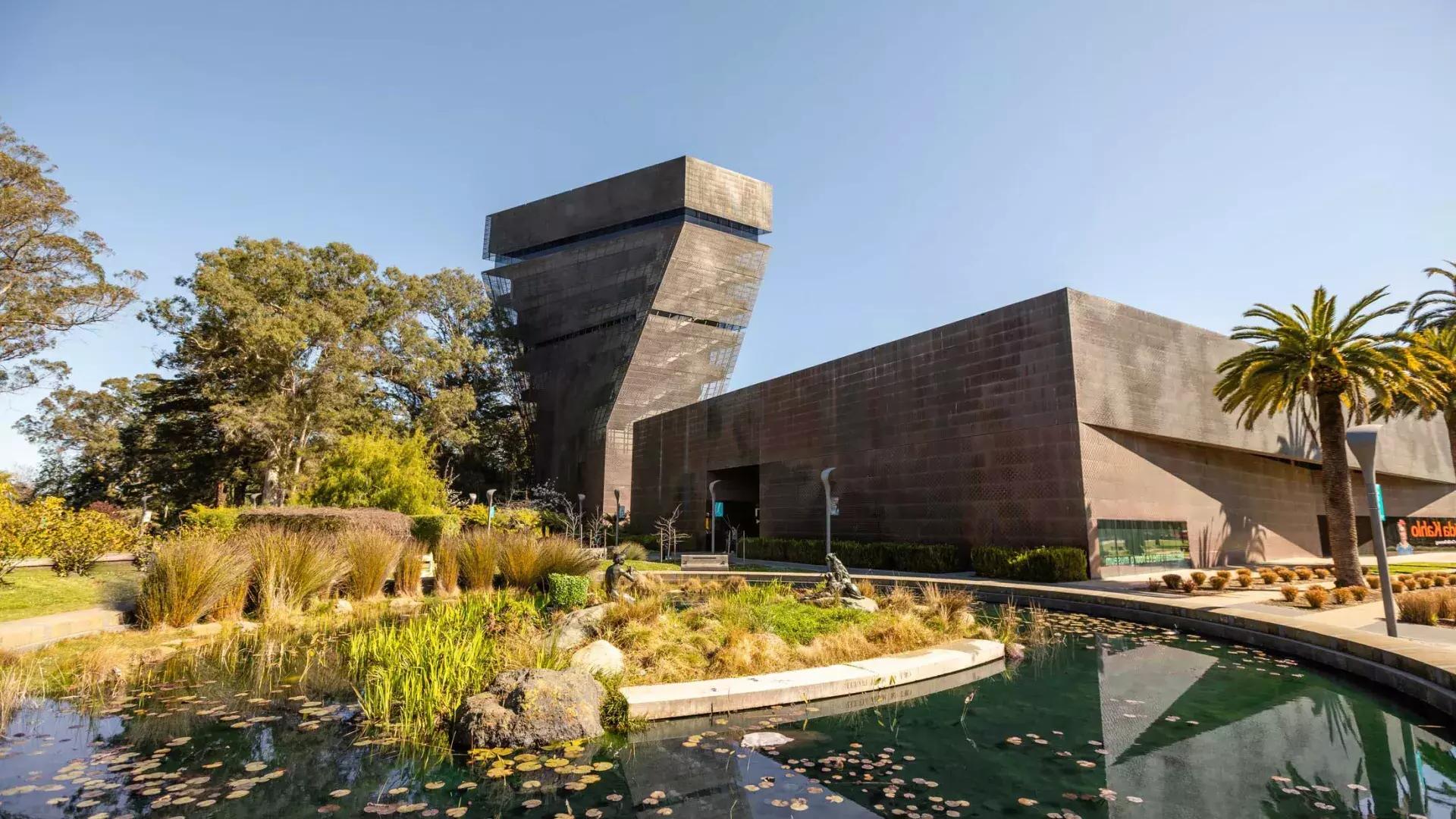 Exterior of the modern, angular de Young Museum. 贝博体彩app，加利福尼亚.